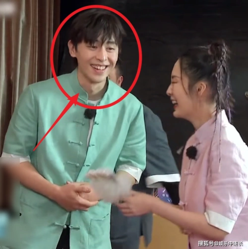 原创极挑7邓伦被李沁套路抱260斤胖子不生气他看李沁的眼神却亮了