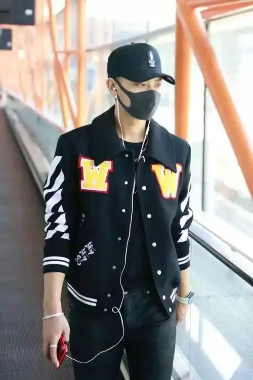 黄子韬机场时尚现身 代言鞋子特殊穿法十分出众