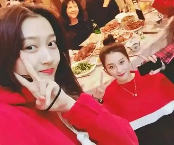 这让很多人不愿相信,不过在大家看到关晓彤一家的合照之后,关晓彤的