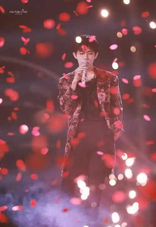 易烊千玺昨晚双十一晚会的饭拍图