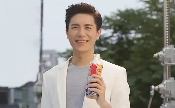 【广编】韦礼安喝奶茶会甜笑 自曝爱英国女星adele