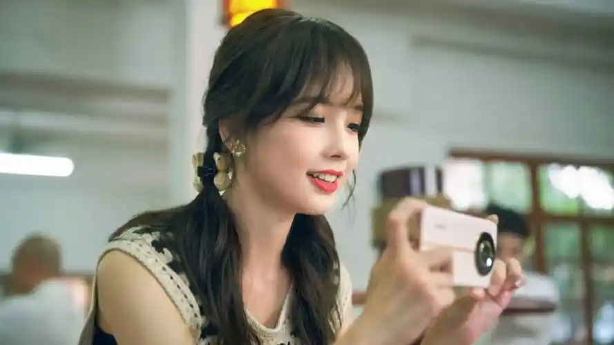 王冰冰身穿无袖白色衣裳,她俏脸甜美,眉清目秀,唇