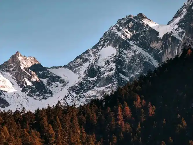 川西很美的雪山