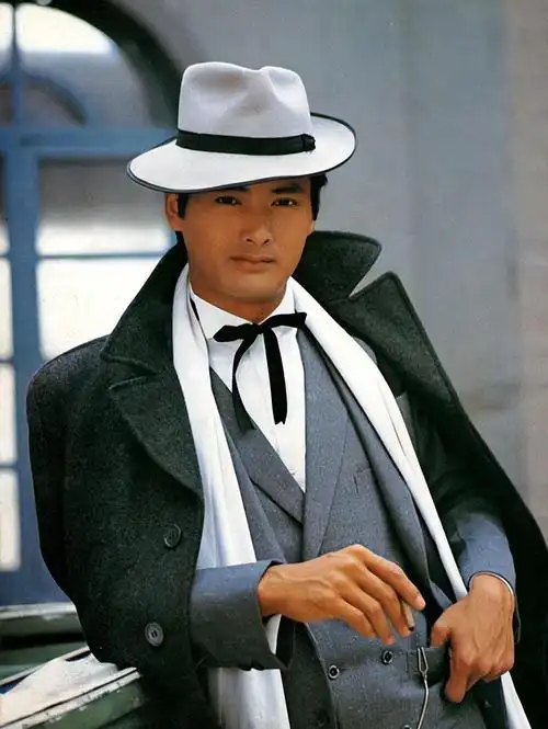 周润发37年不和成龙合作,为了妻子丁克一辈子,称死后会捐出56亿