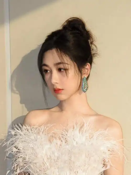 杨紫孔雀耳饰##杨紫羽毛星光裙##杨紫逆应援