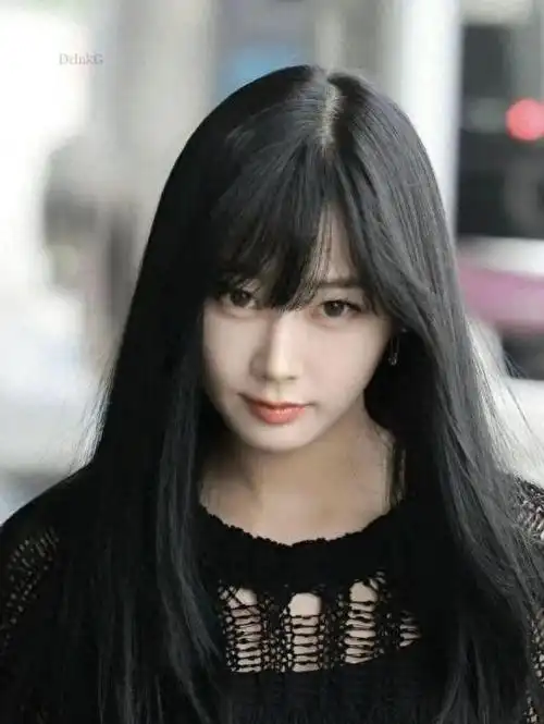 发型的选择是很重要的,而刘海作为发型的一部分更是能够对面部轮廓和