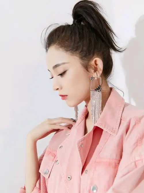 一直是神仙少女颜代表的欧阳娜娜脸和古力娜扎侧脸合照在前不久上了