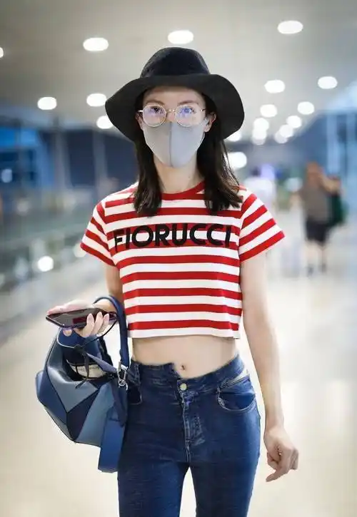 金晨机场街拍,看姐姐团门面担当的时髦舒适风格_牛仔裤_手袋_黑色