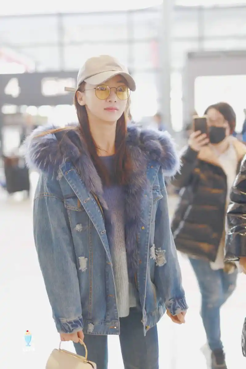 吴谨言戴棒球帽和墨镜穿毛绒领牛仔衣现身机场,皮肤白皙笑容灿烂