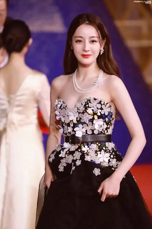 迪丽热巴金鸡奖红地毯抹胸黑色连衣裙惊艳四海八荒