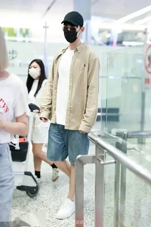 唐晓天头戴帽子墨镜包裹严实 穿卡其色衬衫帅气身高瞩目