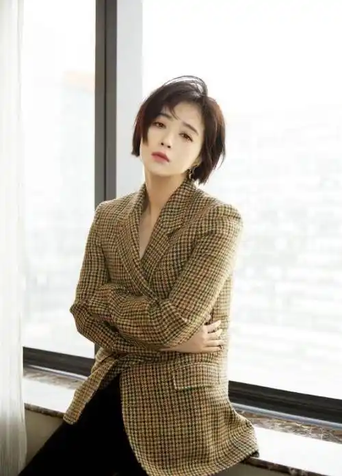 蒋欣短发清爽利落,与之前丰腴形象差别大,微胖女生学她这么穿_身材