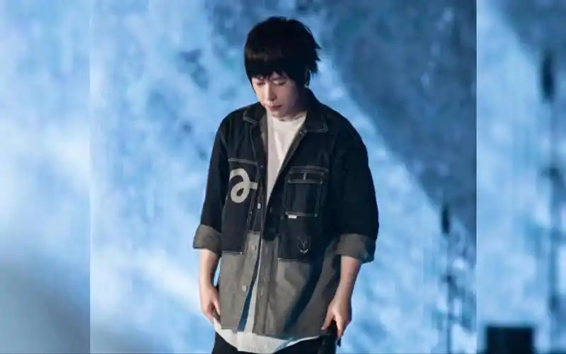 五月天阿信上海演唱会跑调 网友:阿信没电了