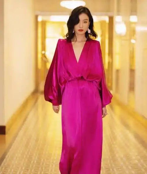 倪妮身穿深v红色连衣裙的照片,美丽又复古,明亮又闪亮,淡淡的像昨天的