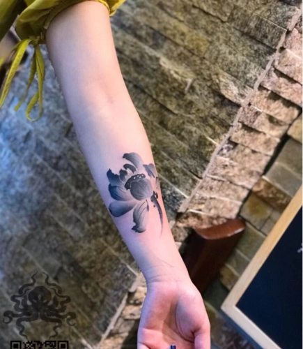 2021最新荷花纹身图案精选好看的水墨荷花纹身3