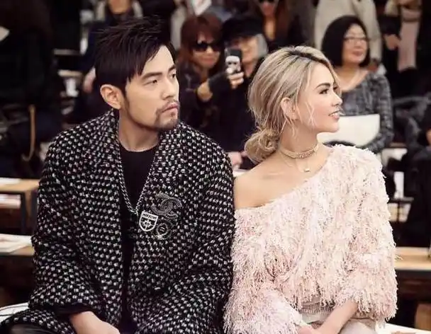 8月13日,周杰伦高调在社交平台晒出和昆凌的合照,并配文,祝这位三十