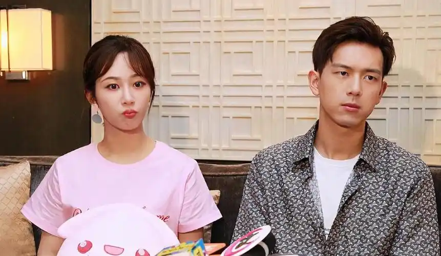 李现卡点为杨紫庆生,转发"童颜夫妇"合照送祝福,两人友情好甜