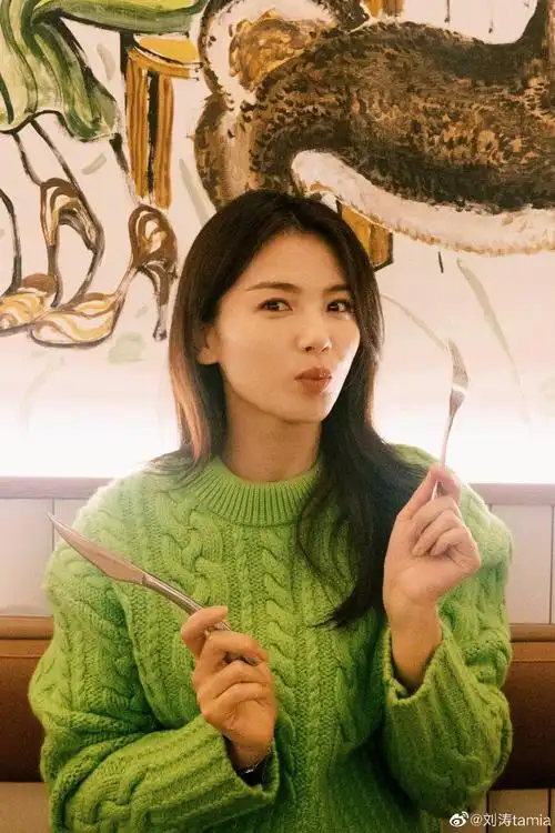刘涛穿绿毛衣配皮裤双手比耶笑容灿烂