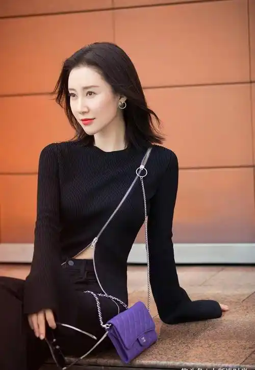 32岁舒畅身材略显"时尚",穿镂空连衣裙凹凸感明显,紧绷感服了_颜色