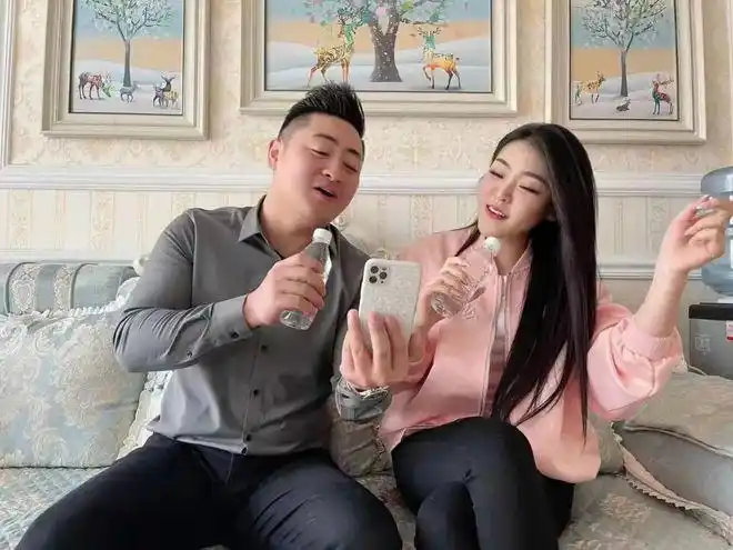 封面人物_亚男从小镇幼师到超人气翻唱快手主播