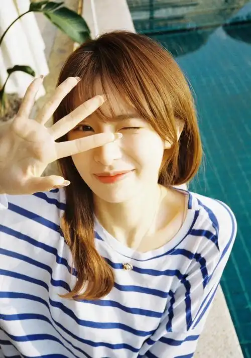 女生照相摆姿图片(拍照手怎么放更好看)