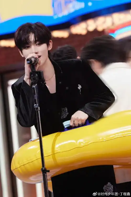 黑色丝绒外套造型好帅#丁程鑫黑色丝绒外套