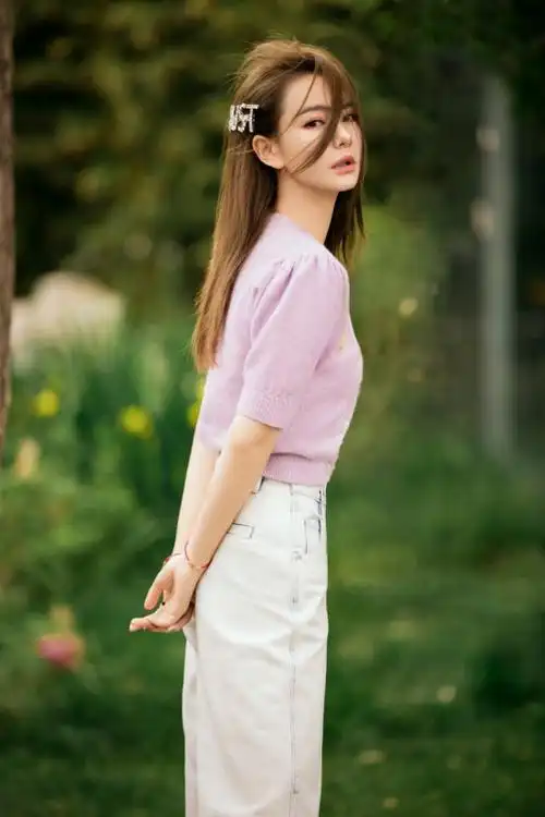 戚薇私服真是帅气又干练无论是西装还是衬衫穿搭都能气场十足