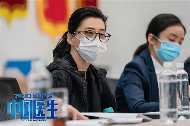 以及宋佳饰演的妇产科主任黄佳慧也坚守着各自的岗位,尽心尽力救治