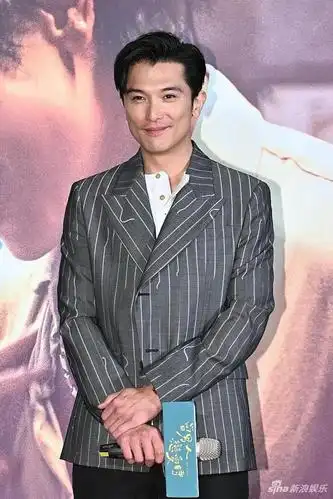 组图:邱泽许玮宁现身台北宣传新片 二人花式摆pose画面有爱