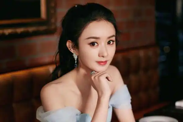 赵丽颖的原名叫张明娟,她父母给她取这个名字,是希望她能够美丽聪颖.