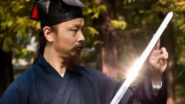 武当道长轻功超群!十多米高处跳下为何毫发无损?道长:我有内功