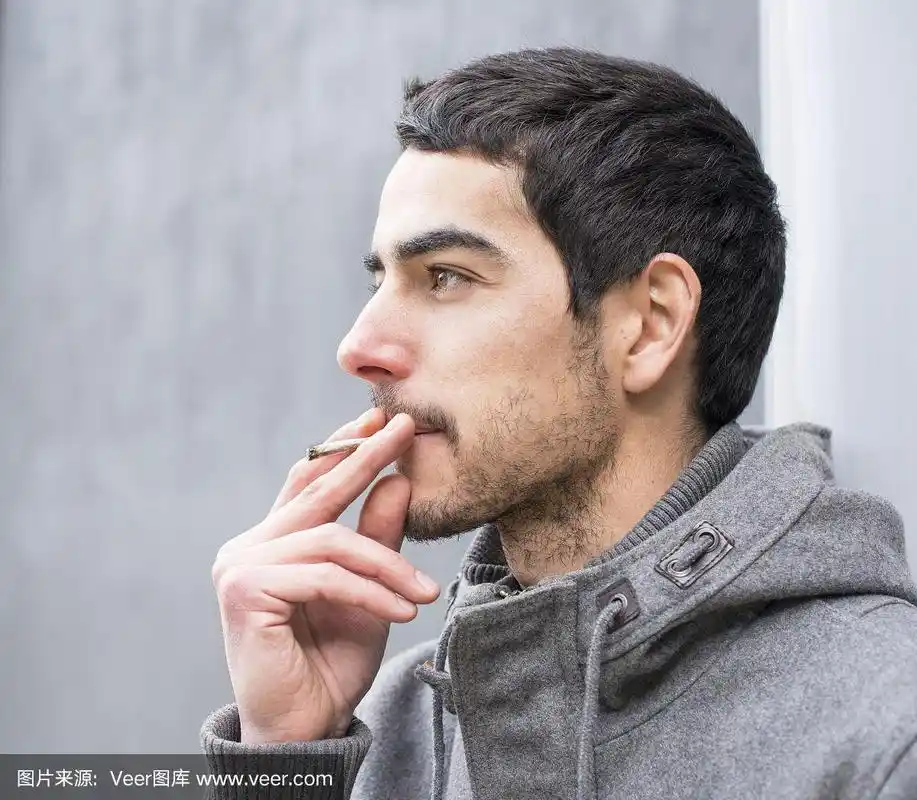 一个在室外抽烟的男人的肖像.