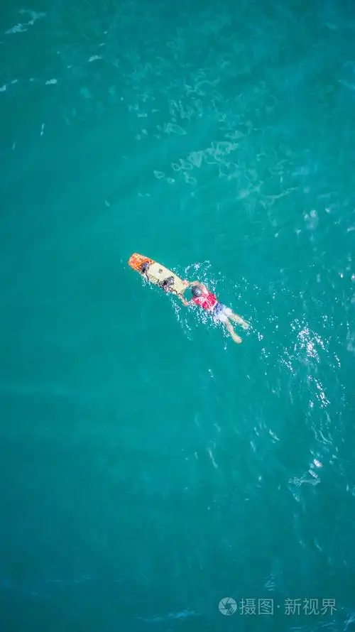 手持滑水和在海里游泳的人