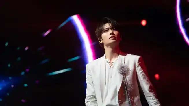 林彦俊舞台剧照放送ing白西装少年手持话筒在舞台上唱响热爱!