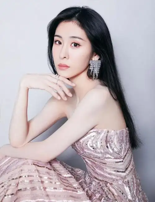 张碧晨性感长裙写真自拍照