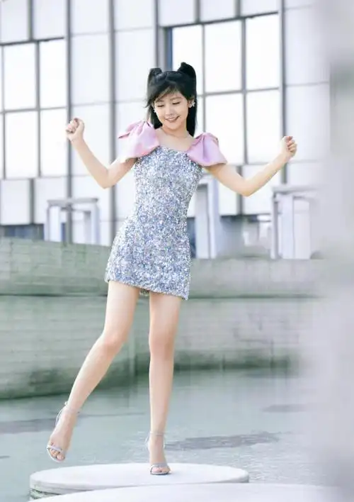 赖美云的奶油身材绝了穿荧光吊带走机场丰满有曲线