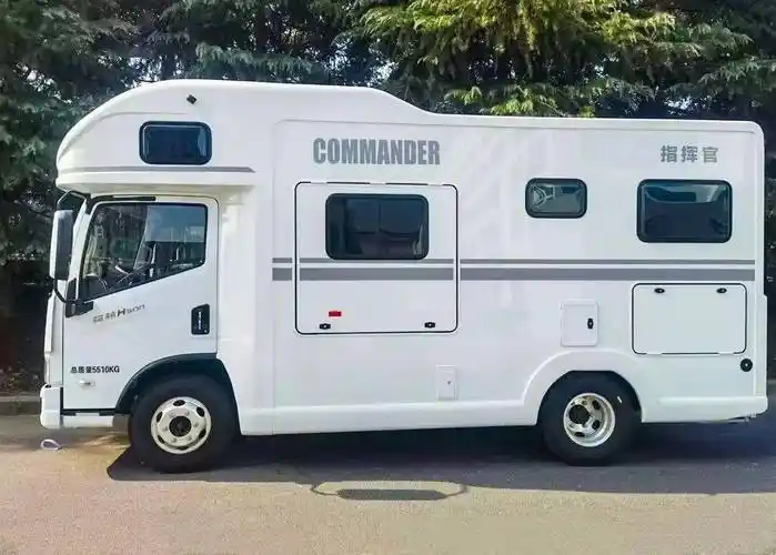 3.16 北京房车展 | 汇斯诚指挥官 双底盘版本 探秘侧开舱设计 趣味空