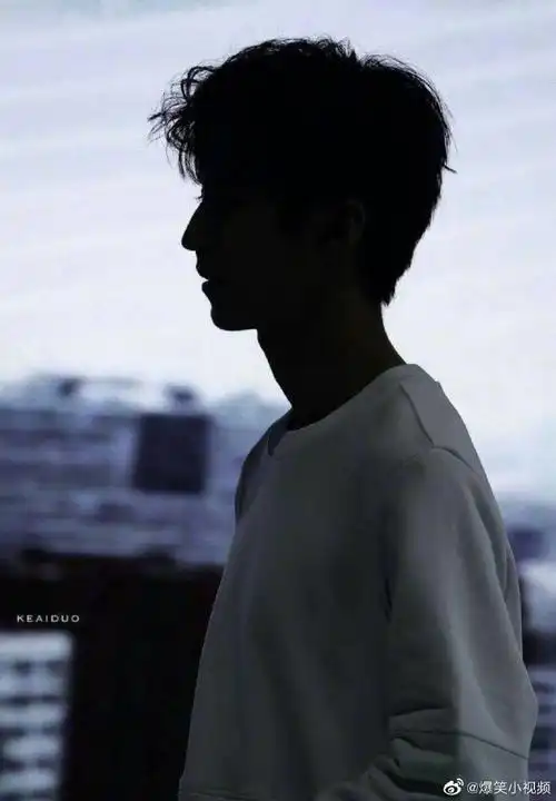 最美影子照大赛#王俊凯 王源 易烊千玺 剪影小合集~这身形这侧颜 是