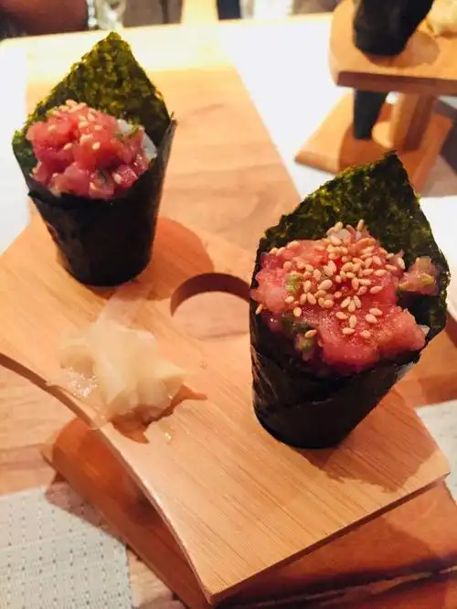 「金枪鱼泥手卷」这个造型像一束花,金枪鱼肉挺多一口吃还不错海苔