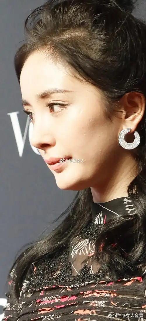 杨幂近日出席活动,一袭高开衩长裙搭配尖头高跟鞋,裸色指甲油衬得玉足