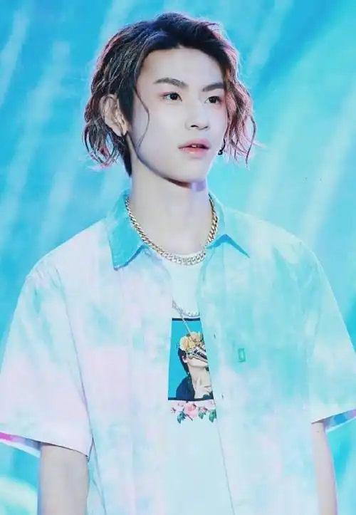 小鬼王琳凯520万福利剪了短发换了新发型原谅我没有认出来