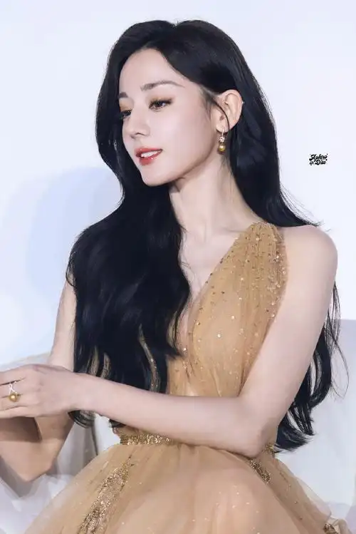 迪丽热巴神图又增加了##迪丽热巴轻纱拖地裙