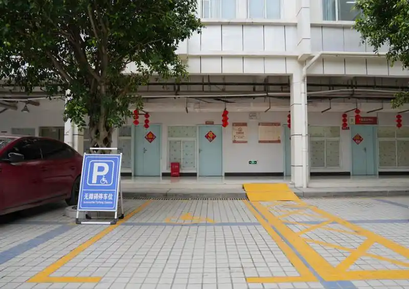 医院重新规划停车场,设置无障碍停车位,为残障人士就医提供更多便利.