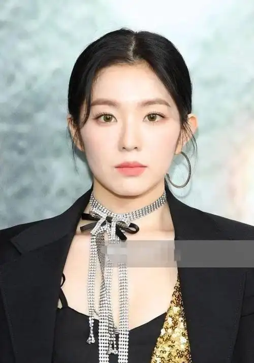 裴珠泫看个秀像公主出巡,挑下巴攻气十足,穿这高跟鞋也是拼了