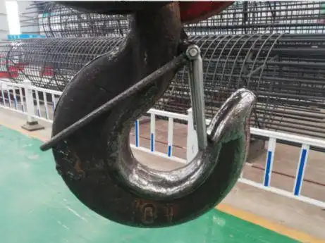 自制龙门吊防脱钩装置该系统拥有精密传感器,可实时采集塔吊吊重,变幅