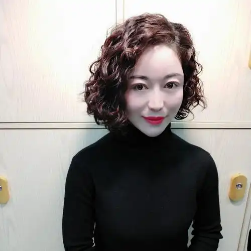 适合五六十岁女人的抱团卷,时髦洋气又显发量,好打理又显年轻|发型