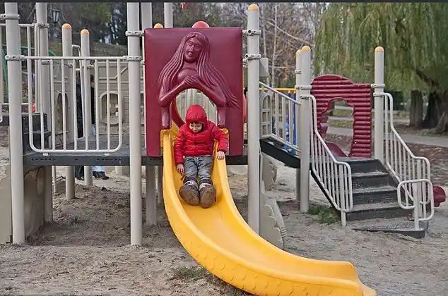 造型奇异的滑梯.