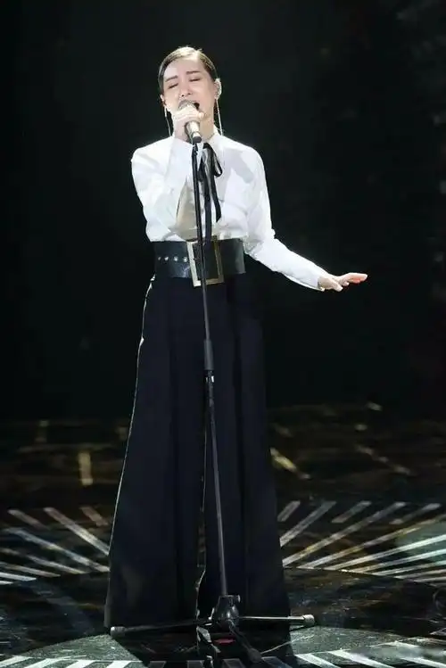 好几年前,就对谭晶的歌声印象深刻.