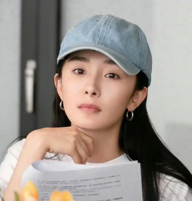 杨幂素颜,皮肤状态真好.