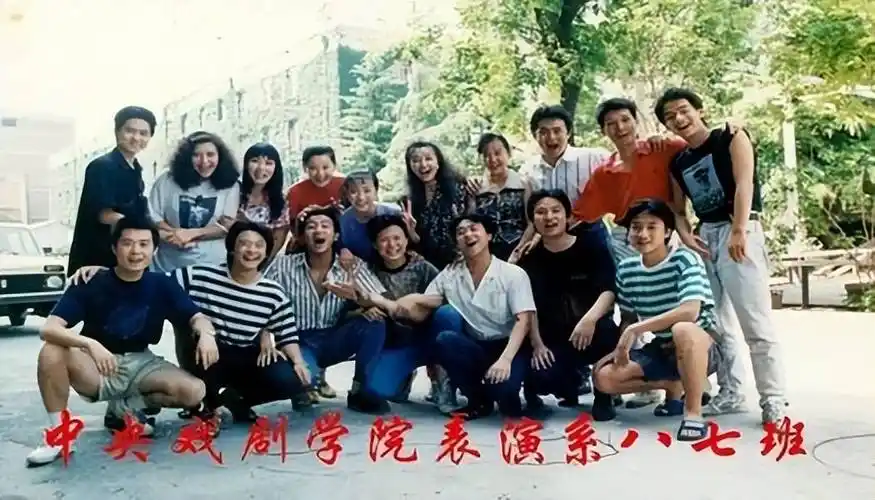 何冰:结婚几十年零绯闻!看看妻子是谁,就知道他为何不敢乱来了